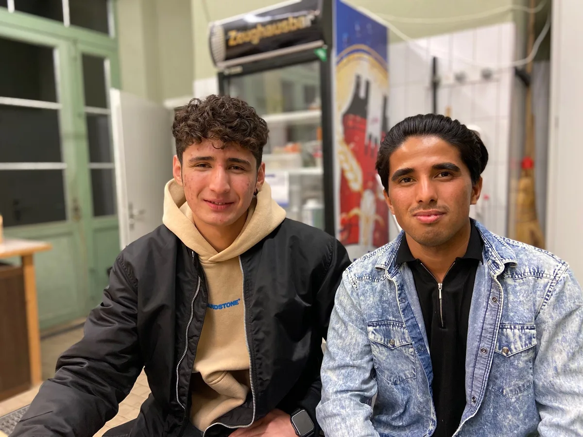 Arslan Bek (rechts) hat in der geräumigen Küche Linsensuppe gekocht. Mustafa Mohammadi (links) übersetzt. Ein Besuch im Jugendtreff Uster.